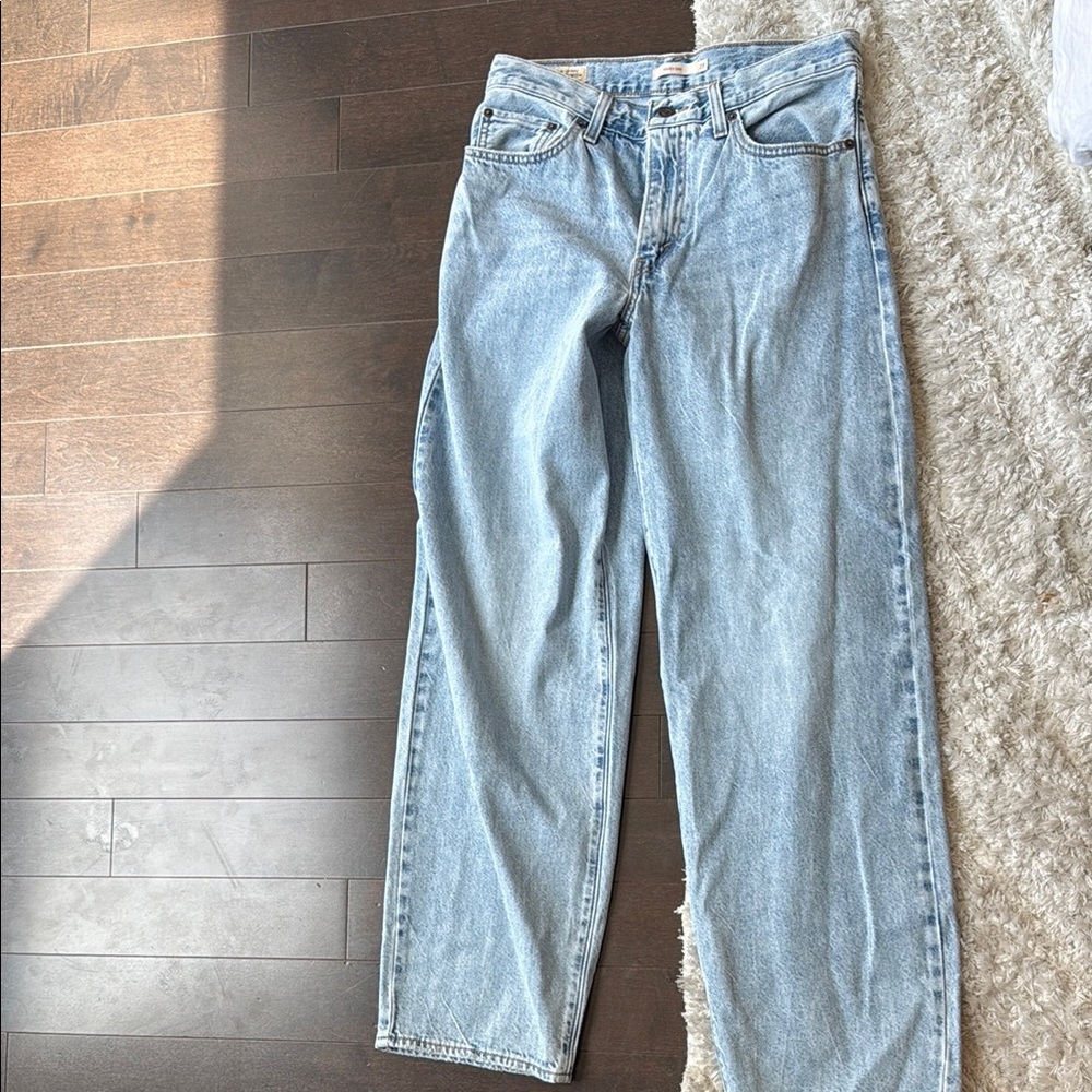 Levi’s Classic Blue Straight Leg dad Jeans with Light Wash